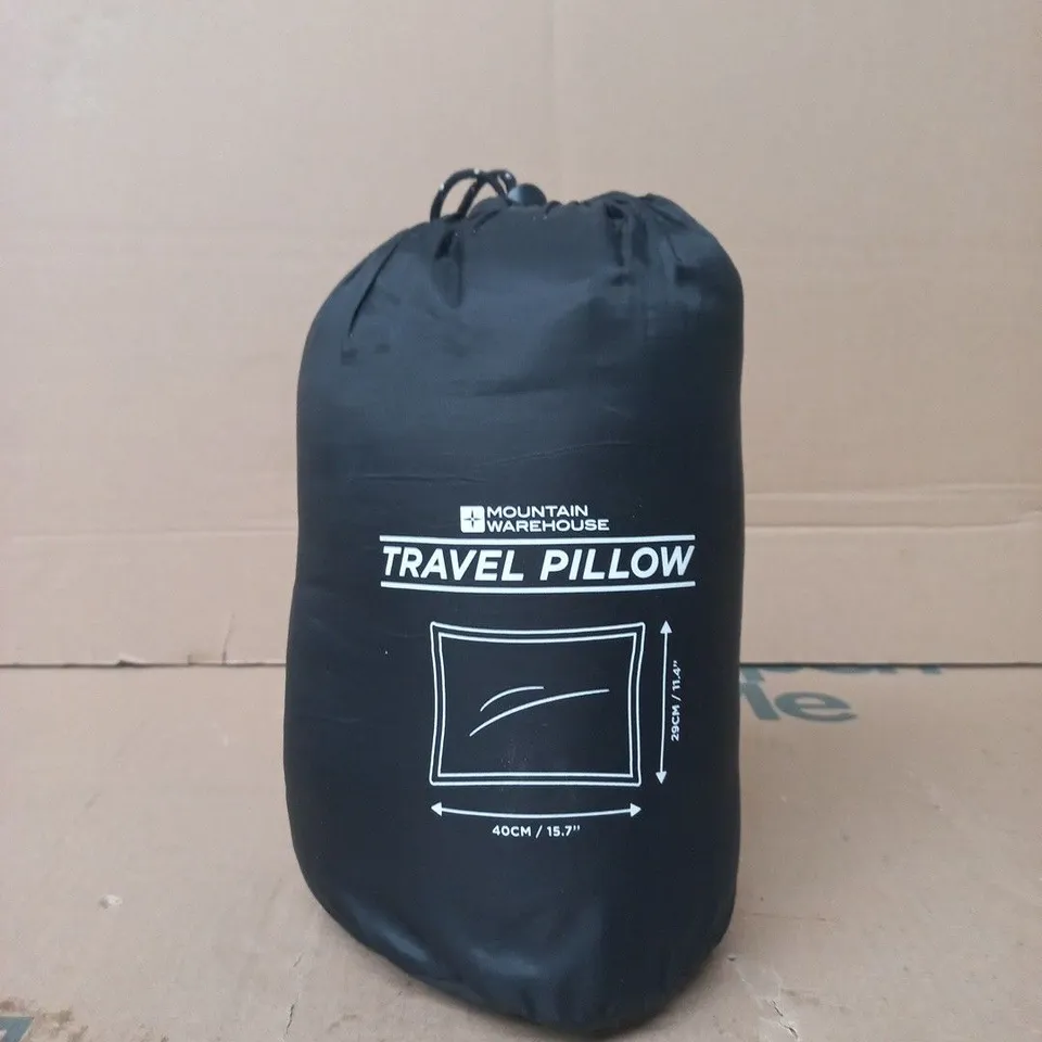 MOUNTAIN WAREHOUSE TRAVEL PILLOW IN BLACK (40CM X 29CM)
