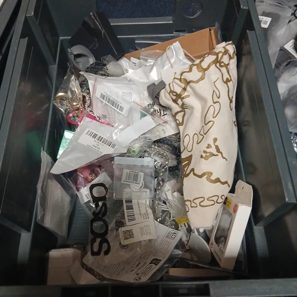 LARGE QUANTITY OF ASSORTED JEWELLERY AND ACCESSORIES