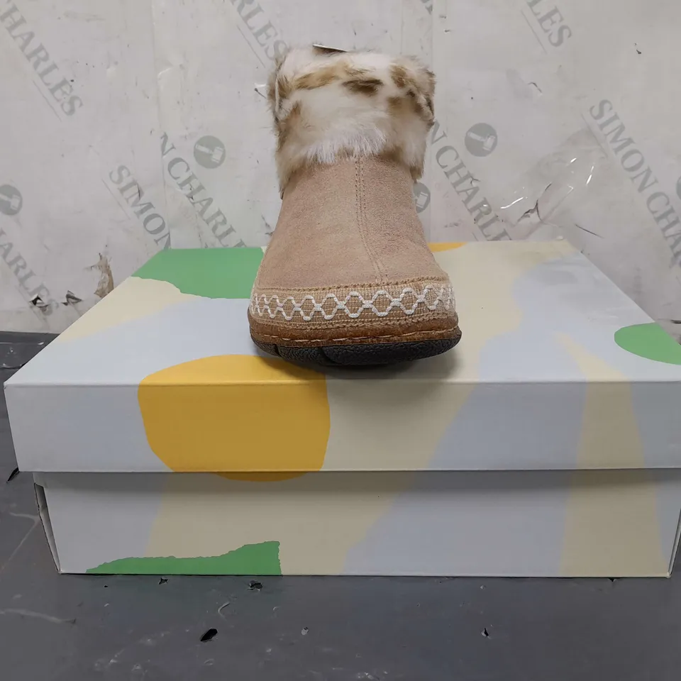 BOXED PAIR OF EARTH ORIGINALS EMMALYN BOOTIES IN BEIGE SIZE 6