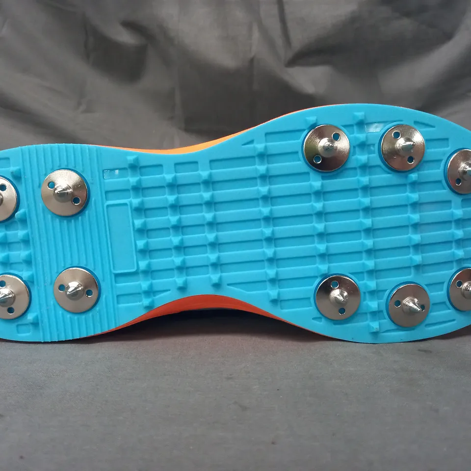 PAIR OF VECTOR CKT-200 STUDDED CRICKET SHOES IN WHITE/ORANGE/BLUE UK SIZE 10