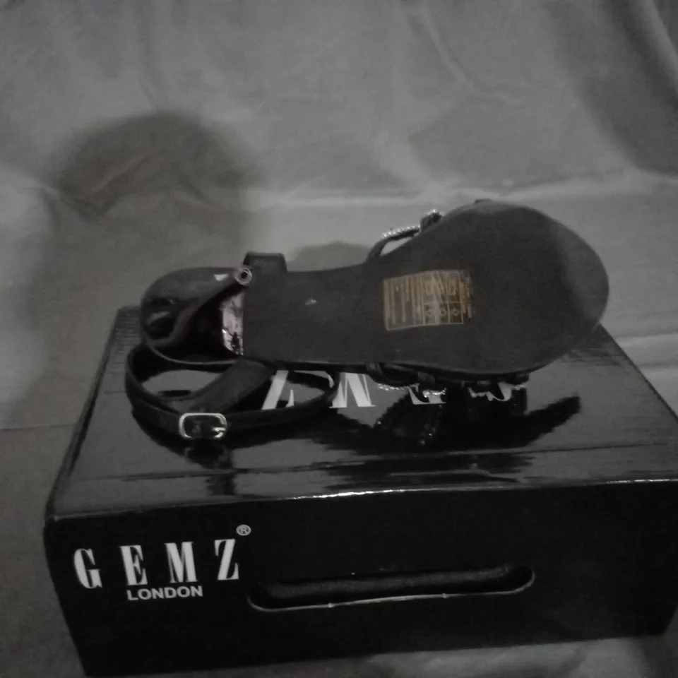 APPROXIMATELY 12 BOXED PAIRS OF GEMZ BLACK SANDALS IN VARIOUS SIZES TO INCLUDE SIZE 7