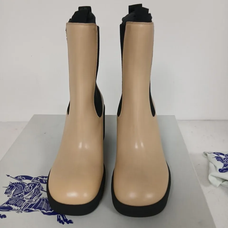 BURBERRY BEIGE CHELSEA BOOT WITH BLACK ELASTIC PANELS – WOMEN'S PLATFORM HEEL SIZE 40