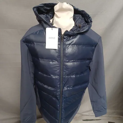 ARNE HYBRID PUFFER JACKET IN NAVY SIZE M