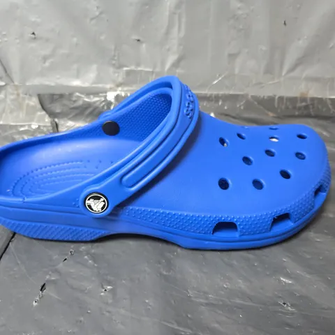 UNBOXED PAIR OF CROCS CLASSICS IN BLUE - M11