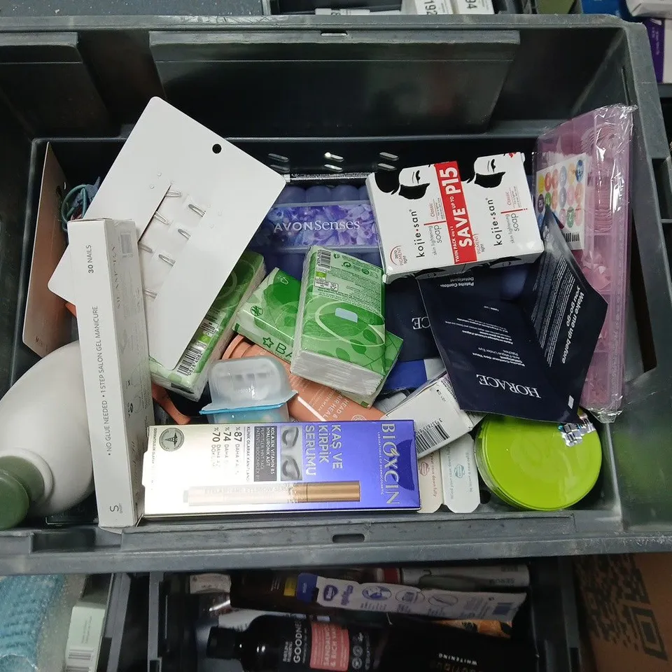 APPROXIMATEY 20 ASSORTED HEALTH AND BEAUTY PRODUCTS TO INCLUDE PALMER'S COCOA BUTTER OIL, NAIL FILES AND HAIR CLIPS