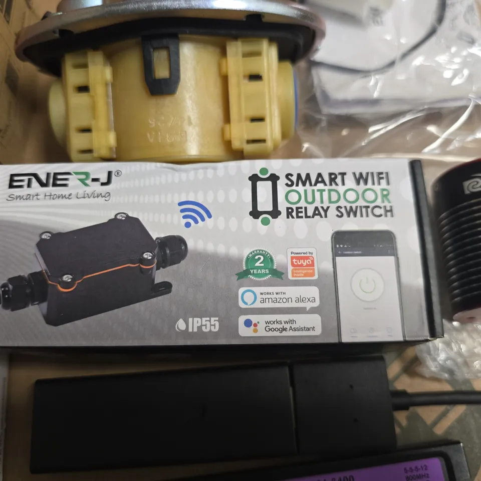 LOT OF 9 ASSORTED TECH ITEMS TO INCLUDE WIFI OUTDOOR RELAY SWITCH, CARBON MONOXIDE ALARM AND MINI MOTOR