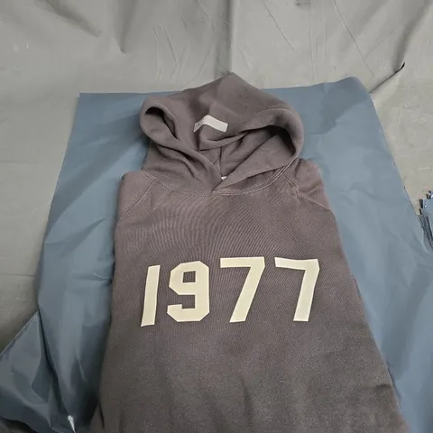 FEAR OF GOD ESSENTIALS HOODIE UK XS – DARK GREY WITH 1977 PRINT