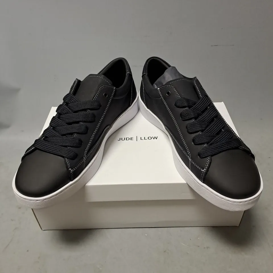 BOXED PAIR OF JUDE LLOW NICO FLAT SHOES IN BLACK/WHITE SIZE 9