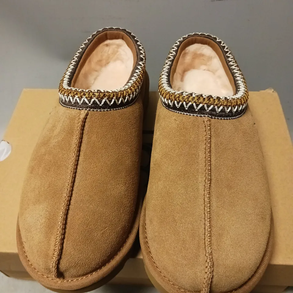 BOXED PAIR OF UGG WOMEN'S TASMAN SLIPPERS, CHESTNUT - SIZE 5