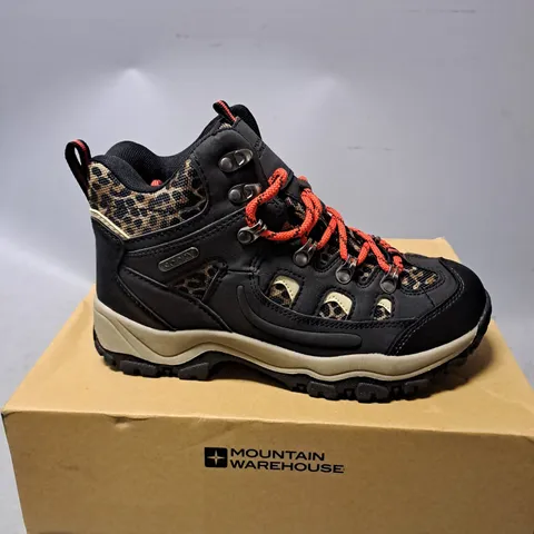 BOXED MOUNTAIN WAREHOUSE WALKING BOOT IN BLACK - UK 5.5 