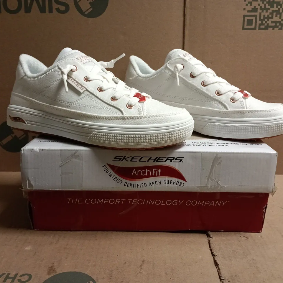 BOXED PAIR OF SKECHERS TRAINERS IN WHITE SIZE UK 5