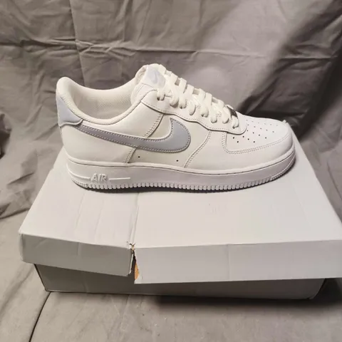 NIKE AIR FORCE 1 TRAINERS IN WHITE - 8.5