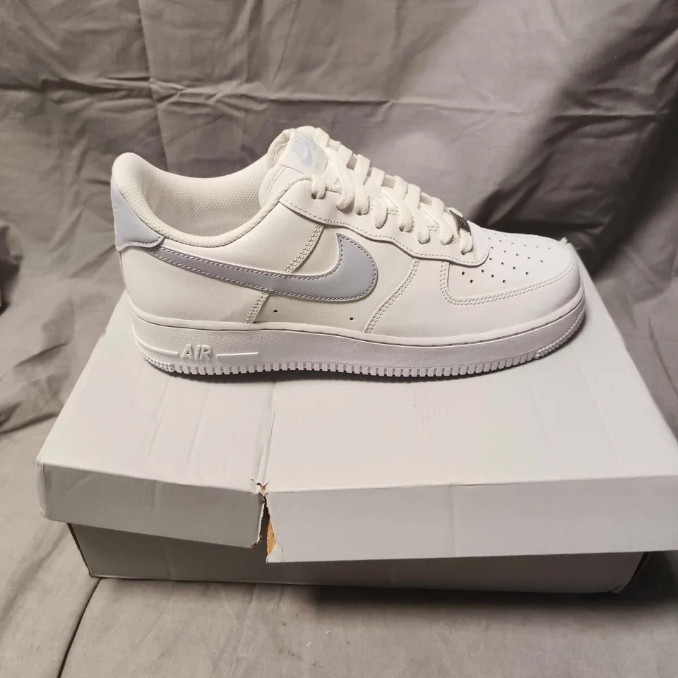 NIKE AIR FORCE 1 TRAINERS IN WHITE - 8.5