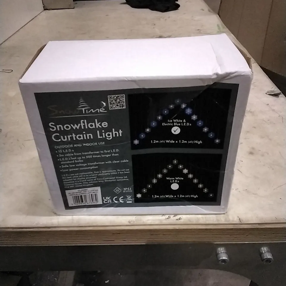 BOXED SNOWFLAKE 'V' CURTAIN LIGHT COLOUR: BLUE AND WHITE