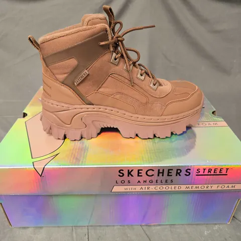 BOXED SKECHERS AIR-COOLED BOOTS IN BROWN - 7