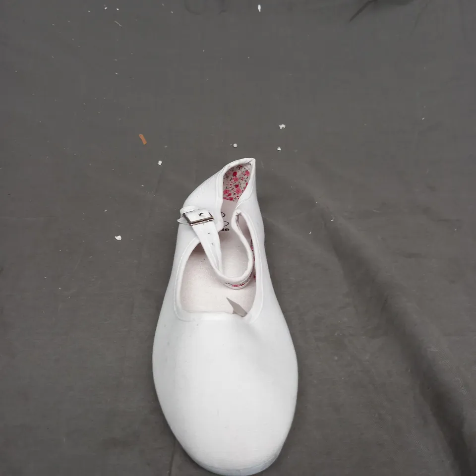 BOX OF APPROXIMATELY 12 PAIRS OF WHITE PUMPS IN VARIOUS SIZES