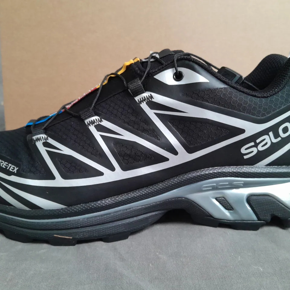 BOXED PAIR OF SALOMON XT-6 GTX TRAINERS IN BLACK/SILVER - UK 8