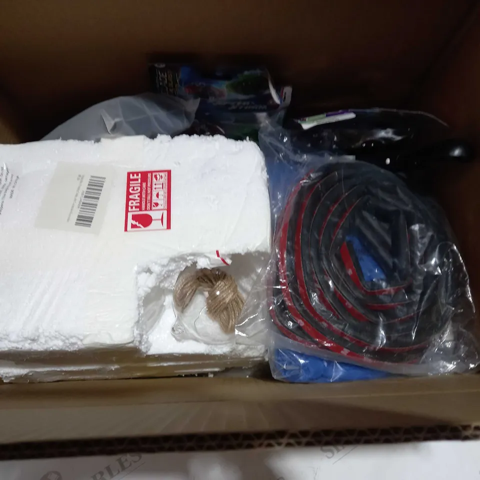 BOX OF APPROXIMATELY 10 ITEMS TO INCLUDE BEYBLADE SET, MAGNIFIED GLASS, REDDING ETC