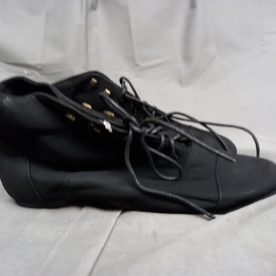 A BOX OF APPROXIMATELY 20 PAIRS OF BOOTS IN BLACK - VARIOUS SIZES 