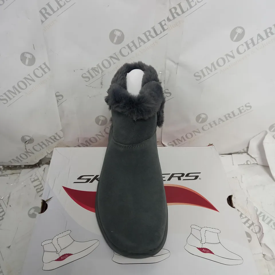 BOXED SKECHERS GO WALK ARCH FIT SUEDE CHUGGA BOOTS, CHARCOAL - SIZE 6