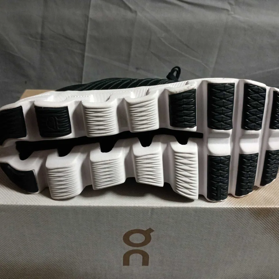BOXED PAIR OF ON CLOUD CLOUDSWIFT TRAINERS - SIZE 5