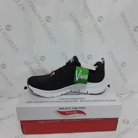 BOXED PAIR OF SKECHERS GLEE FOR ALL TRAINERS IN BLACK/WHITE UK SIZE 5.5