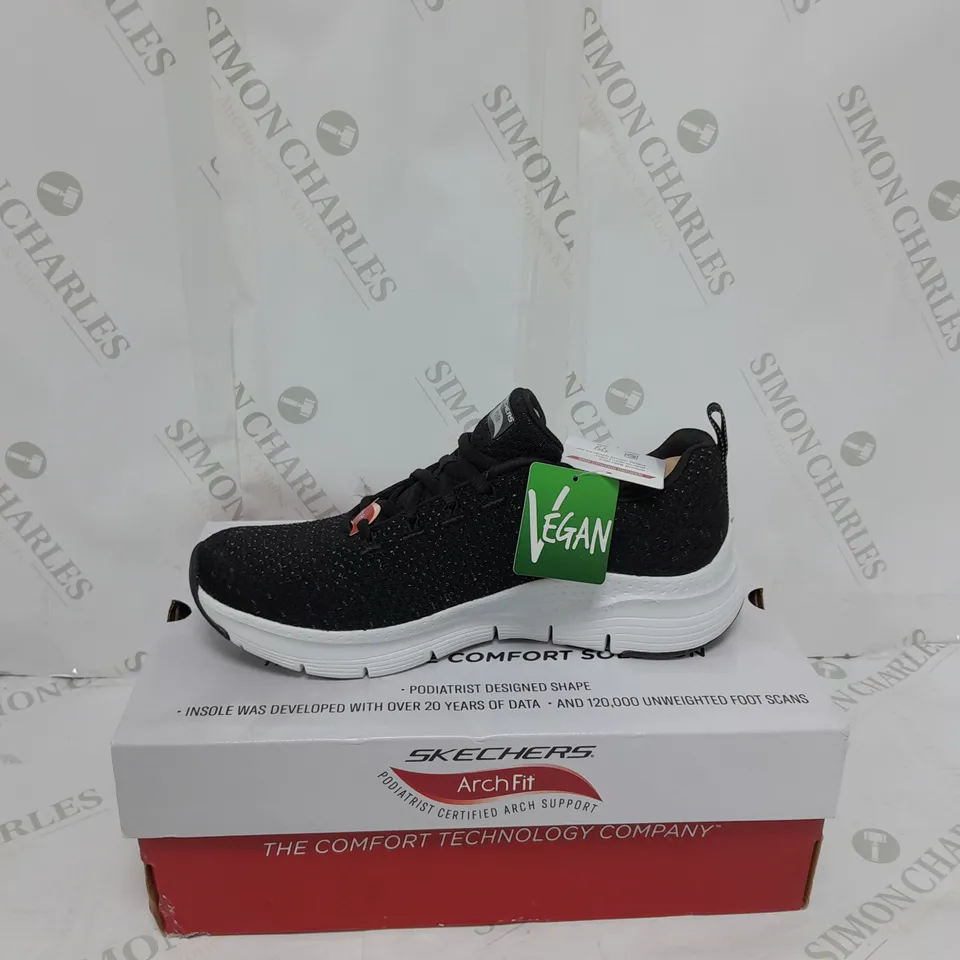 BOXED PAIR OF SKECHERS GLEE FOR ALL TRAINERS IN BLACK/WHITE UK SIZE 5.5