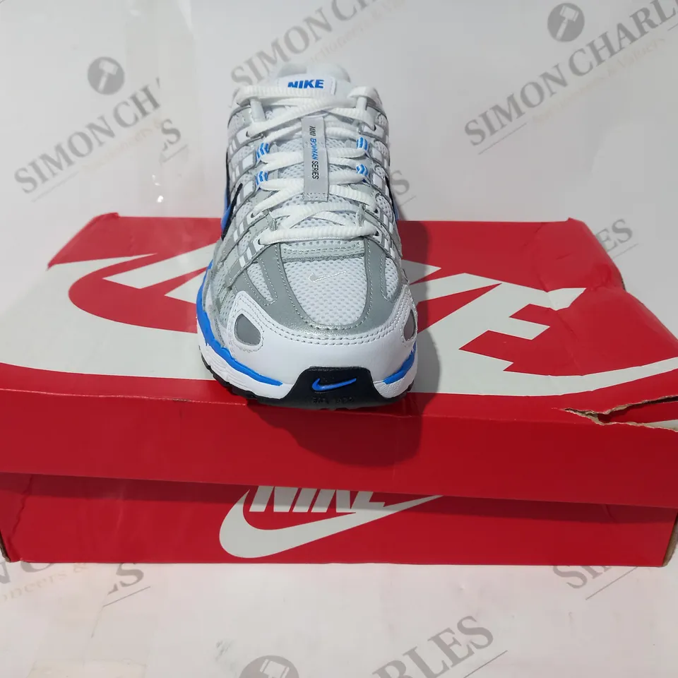 BOXED PAIR OF NIKE P-6000 TRAINERS IN SILVER/BLUE UK SIZE 4.5