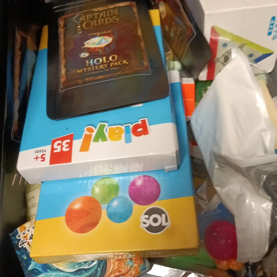 APPROXIMATELY 15 ASSORTED TOYS & GAMES PRODUCTS TO INCLUDE BOUNCY BALLS, PLAYING CARDS, PENS ETC 