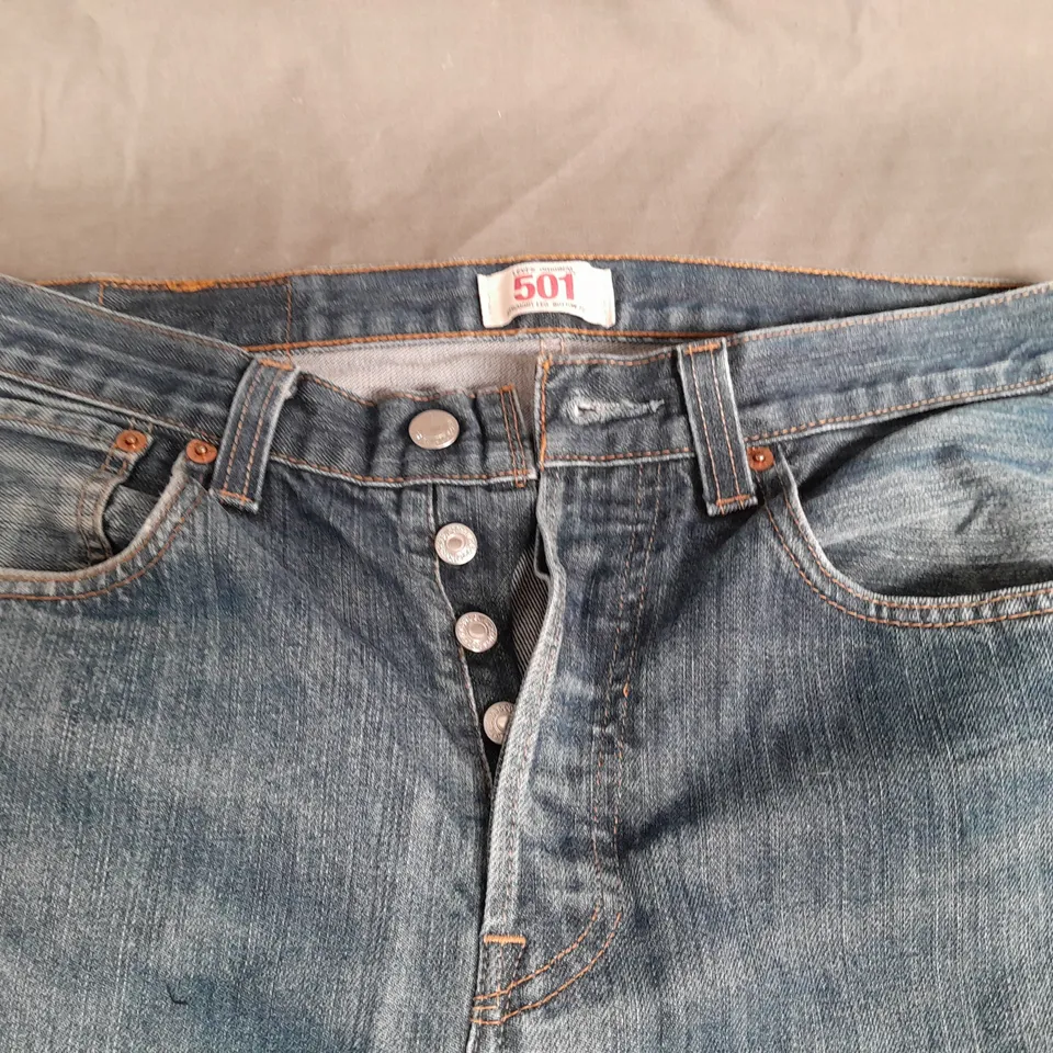 LEVIS 501 JEANS IN BLUE - W32 L30