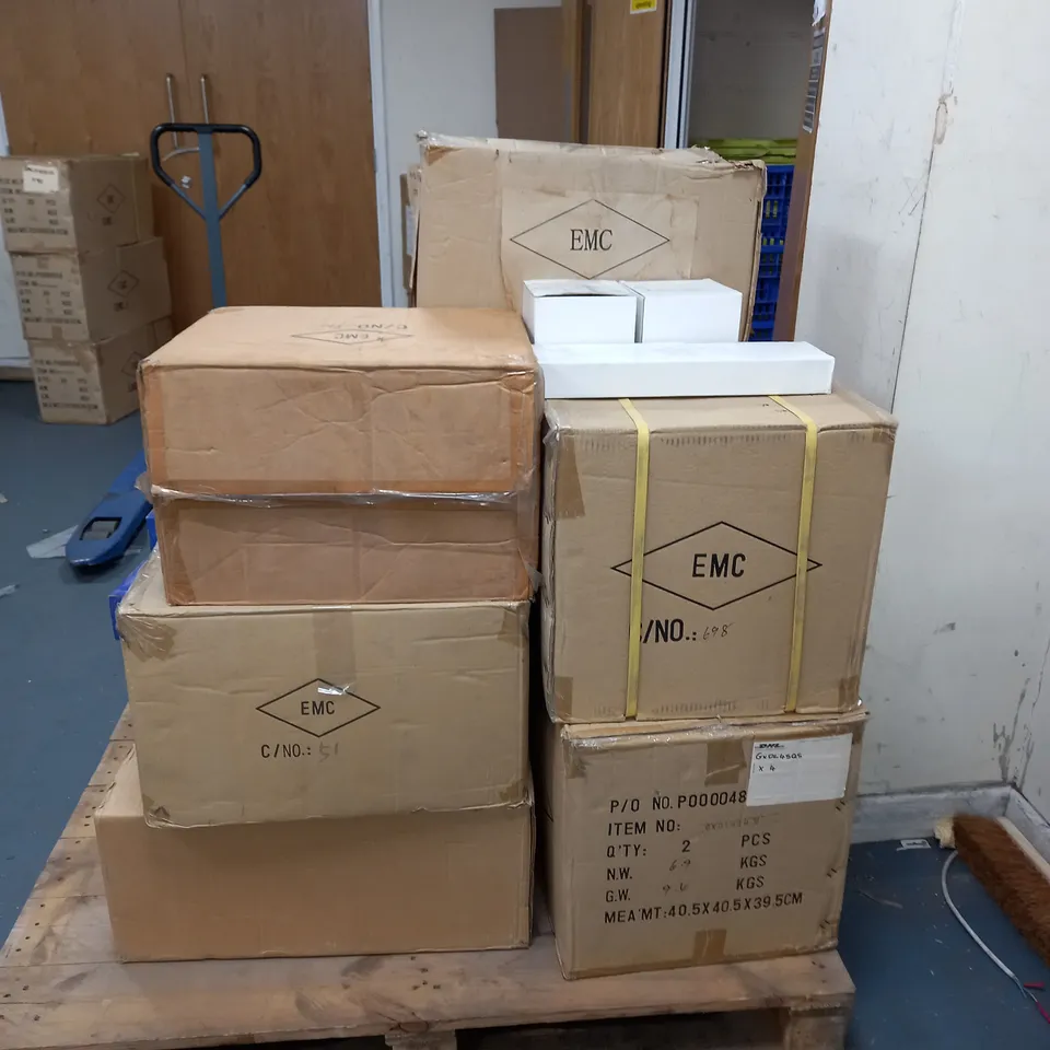 LARGE QUANTITY OF ASSORTED EMCOLITE LIGHTING PRODUCTS