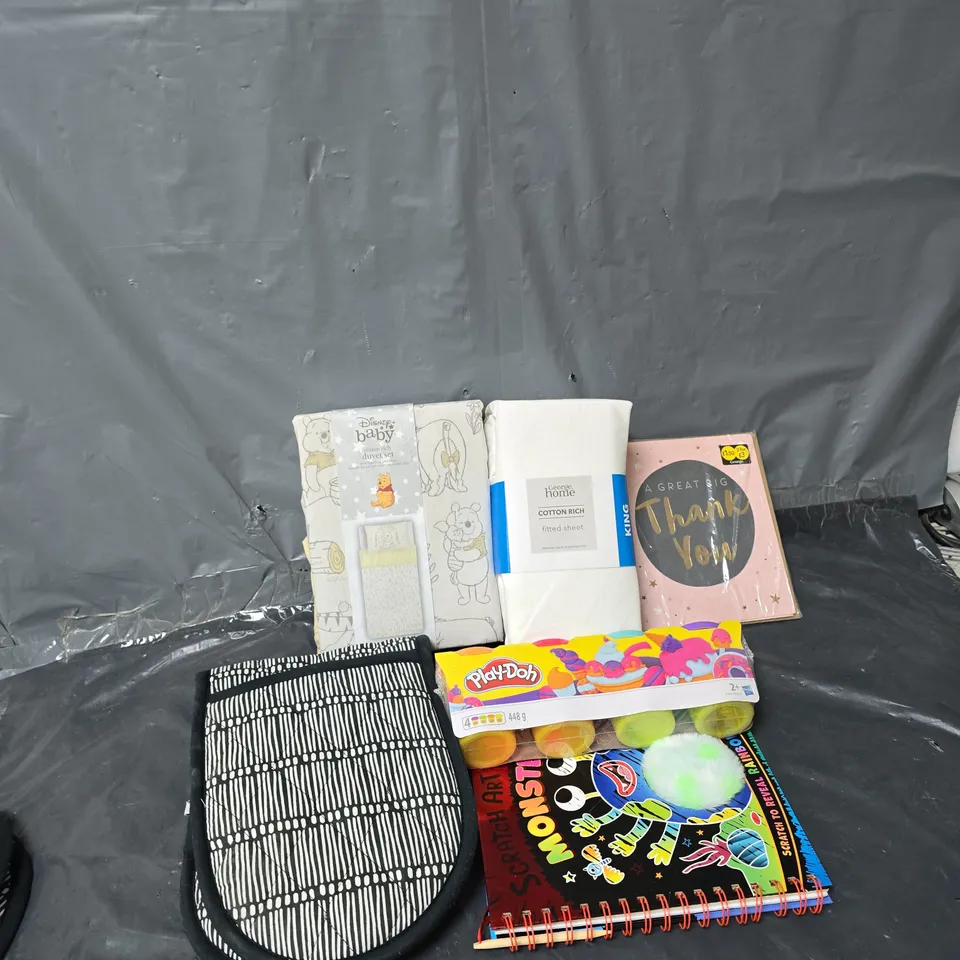 APPROXIMATELY 20 ASSORTED HOMEWARE ITEMS TO INCLUDE COTTON RICH FITTED SHEET KING, PLAYDOH SET, SCRATCH ART MONSTERS BOOK, ETC - COLLECTION ONLY