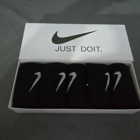 PACK OF 5 BLACK NIKE SOCKS - SIZE UNSPECIFIED