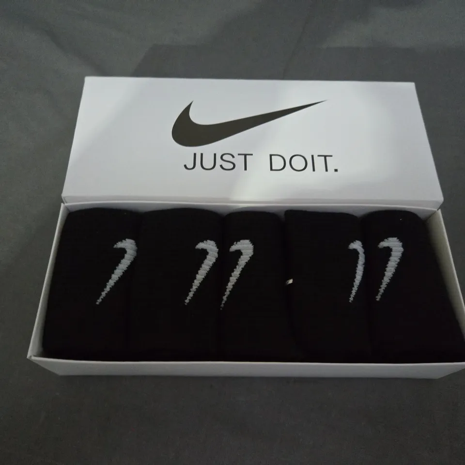 PACK OF 5 BLACK NIKE SOCKS - SIZE UNSPECIFIED