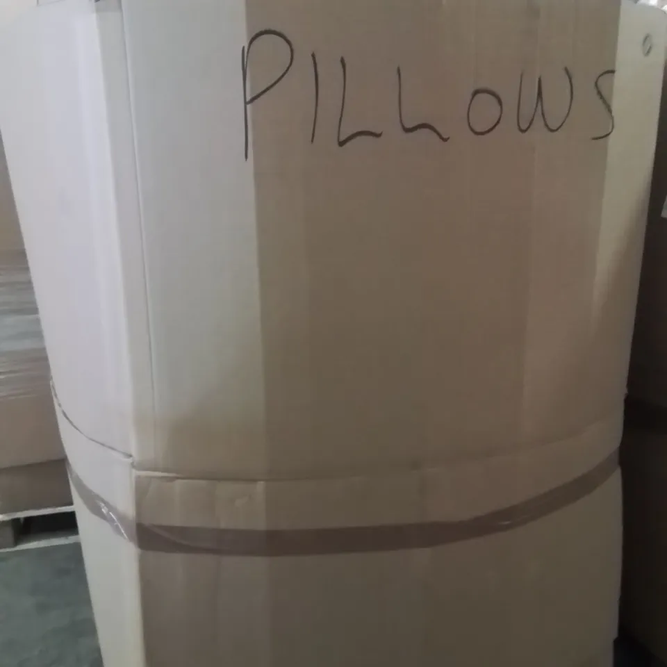 PALLET CONTAINING A LARGE QUANTITY OF PILLOWS