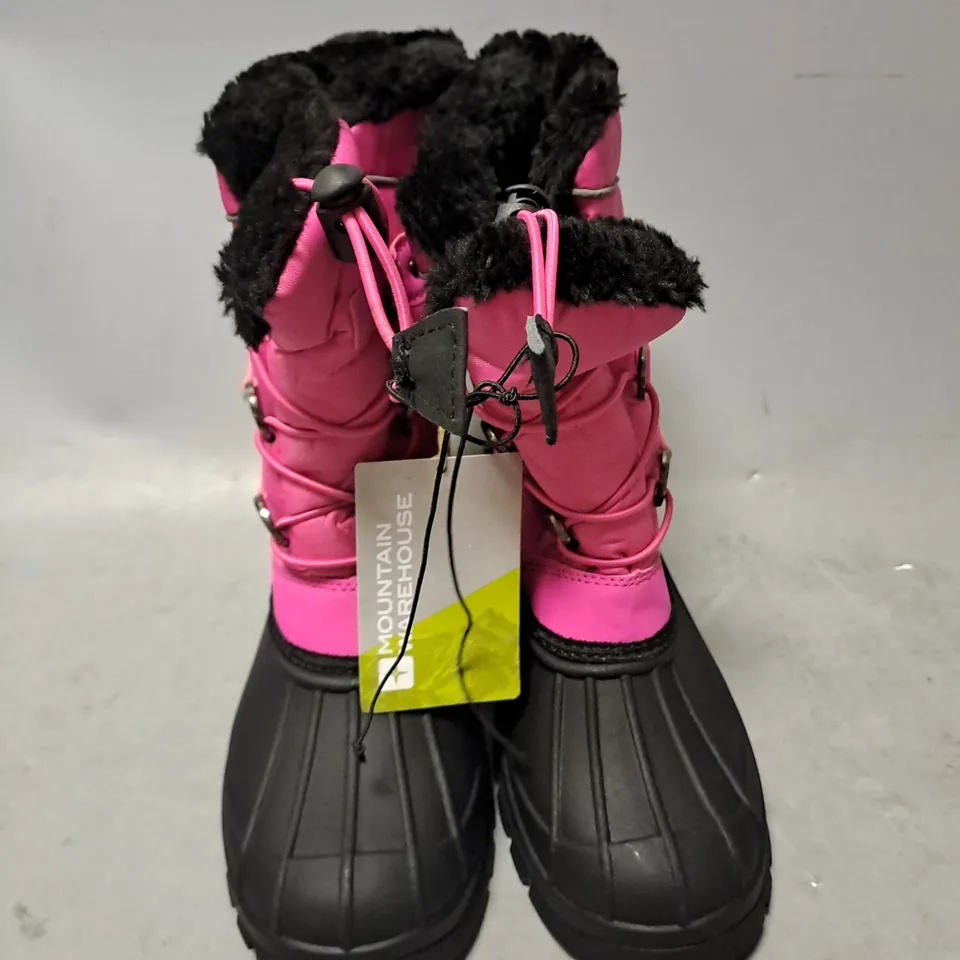 PAIR OF MOUNTAIN WAREHOUSE WHISTLER KIDS ADAPTIVE FLEECE LINED SNOW BOOT IN PINK/BLACK SIZE 13