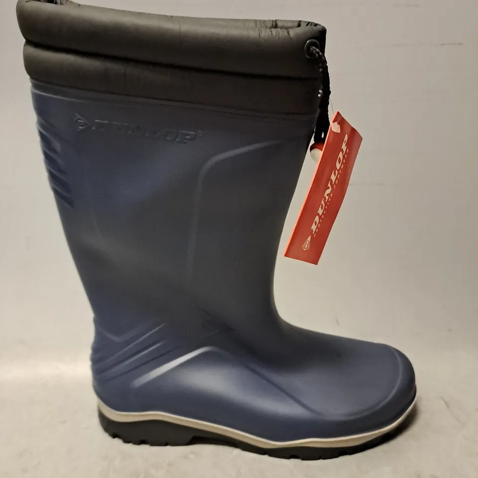 PAIR OF DUNLOP BLIZZARD FUR LINING BOOTS IN BLUE/BLACK SIZE 10