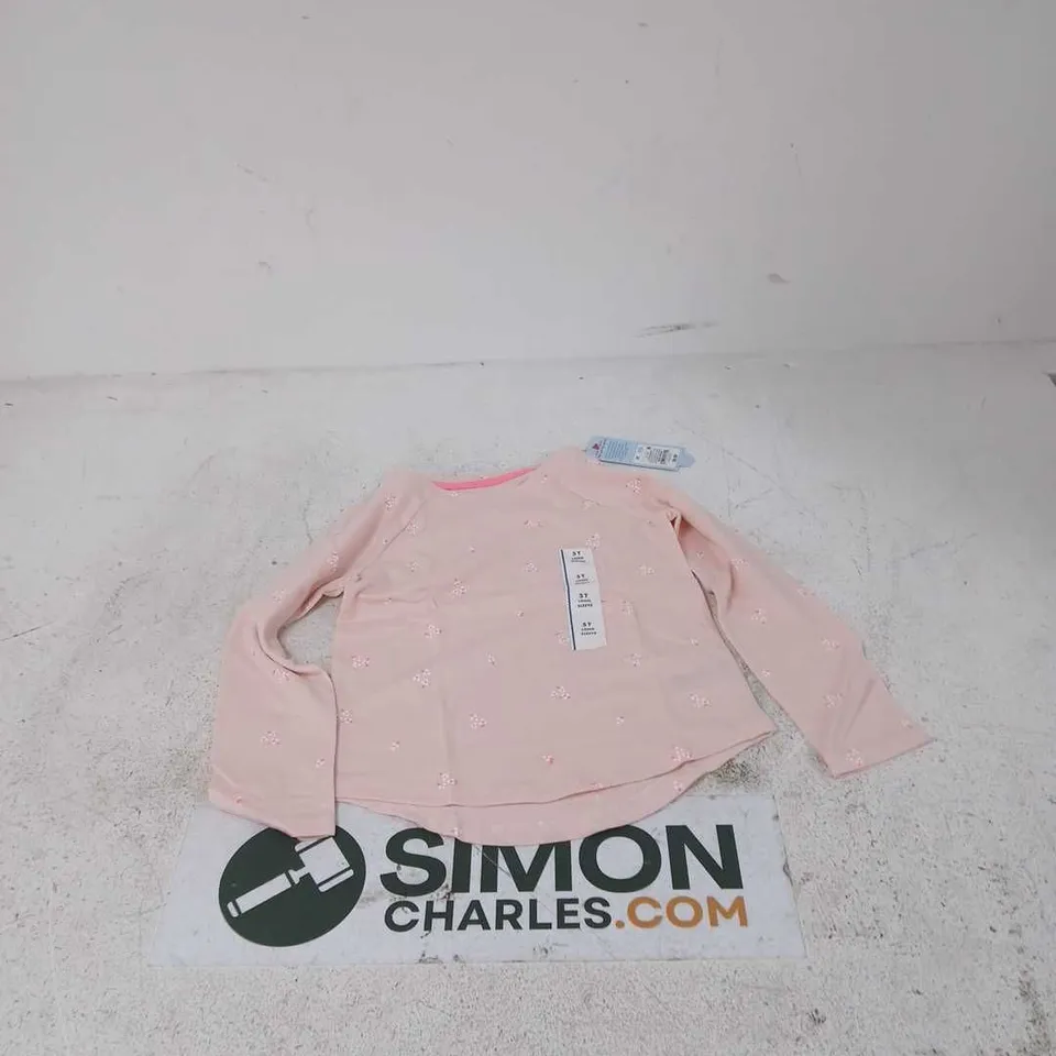 BOX OF APPROXIMATELY 20 ASSORTED CLOTHING ITEMS TO INCLUDE: CAT AND JACK KIDS TOP 