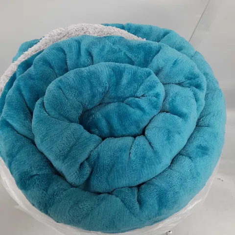 blue blanket/duvet - size unspecified 