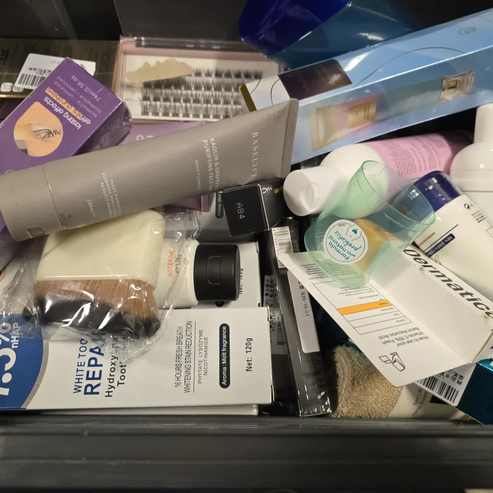 APPROXIMATELY 15 ASSORTED HEALTH & BEAUTY ITEMS TO INCLUDE - L'OREAL ELVIVE HYDRA PURE , HEAD & SHOULDERS DERNA , DERMATICA ETC