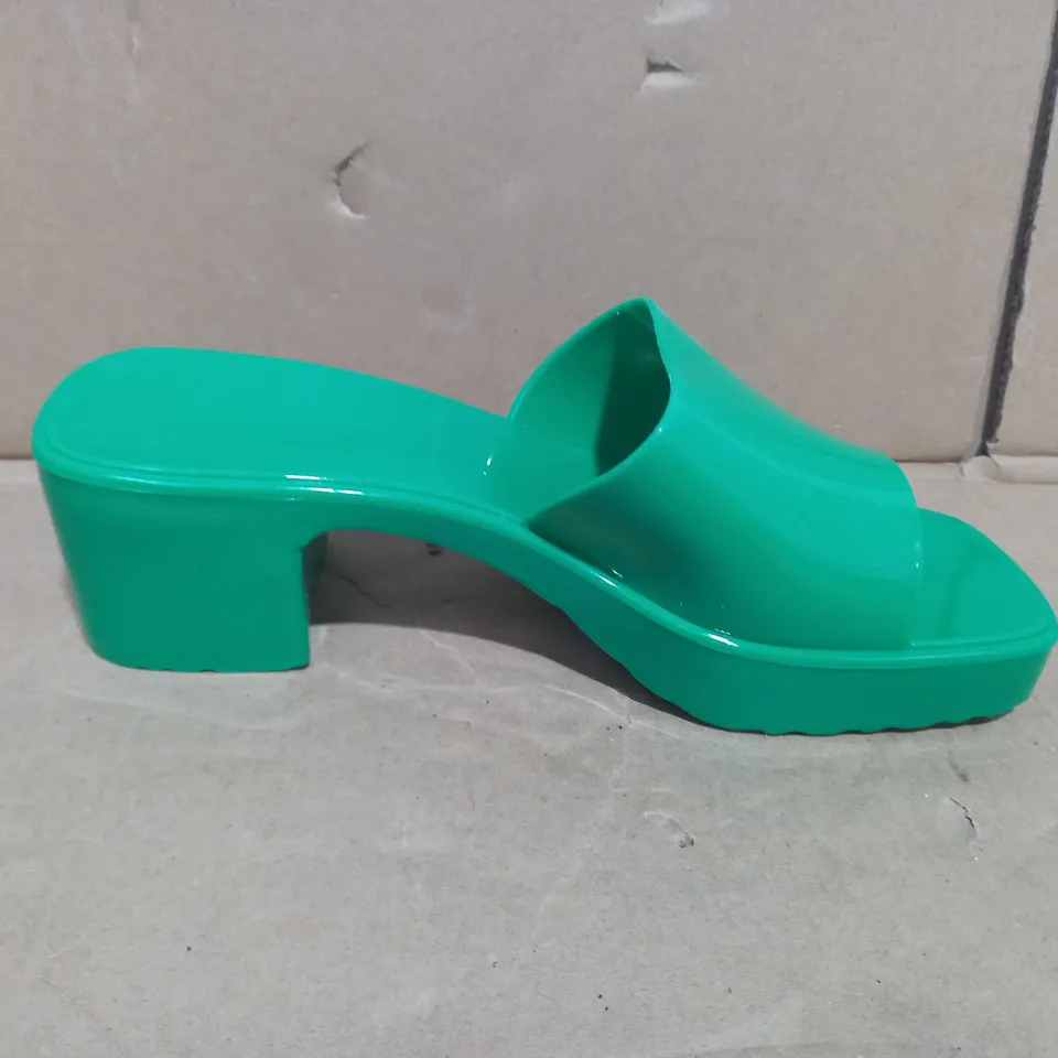 BOXED PAIR OF DESIGNER SLIP ON HEELS IN GREEN UK SIZE 3