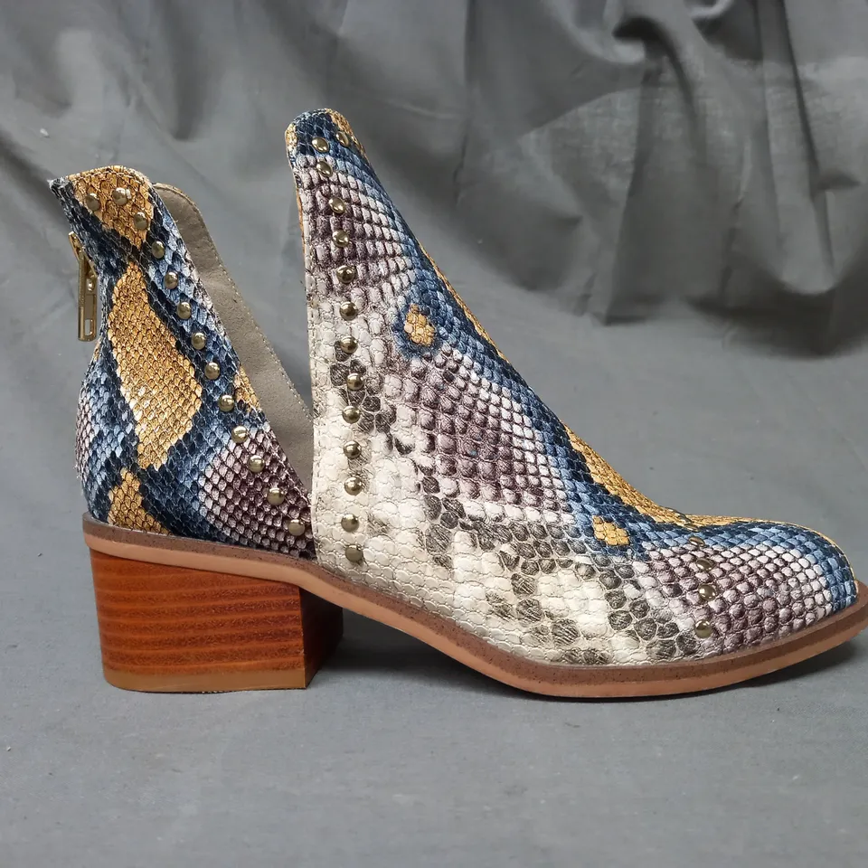 BOXED PAIR OF STEVE MADDEN CONSPIRE SYNTHETIC ANKLE BOOTS IN MULTI EU SIZE 36