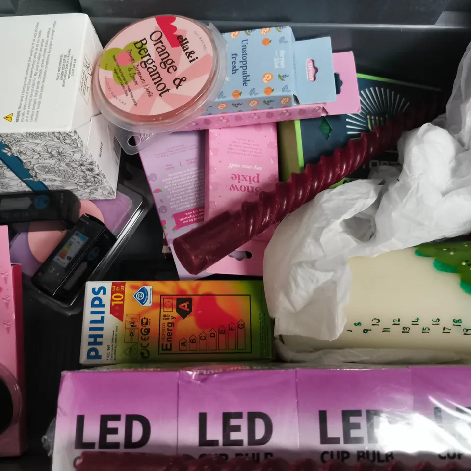 APPROXIMATELY 10 ASSORTED HOUSEHOLD ITEMS TO INCLUDE LED LIGHT BULBS, SCENTED CANDLES, ETC