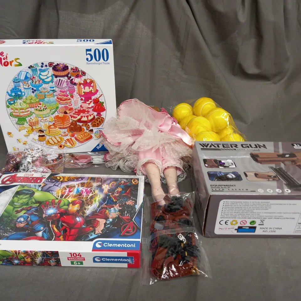 LARGE QAUNTIITY OF ASSORTED TOYS AND GAMES TO INCLUDE JIGSAWS, WATER GUNS AND LEGO