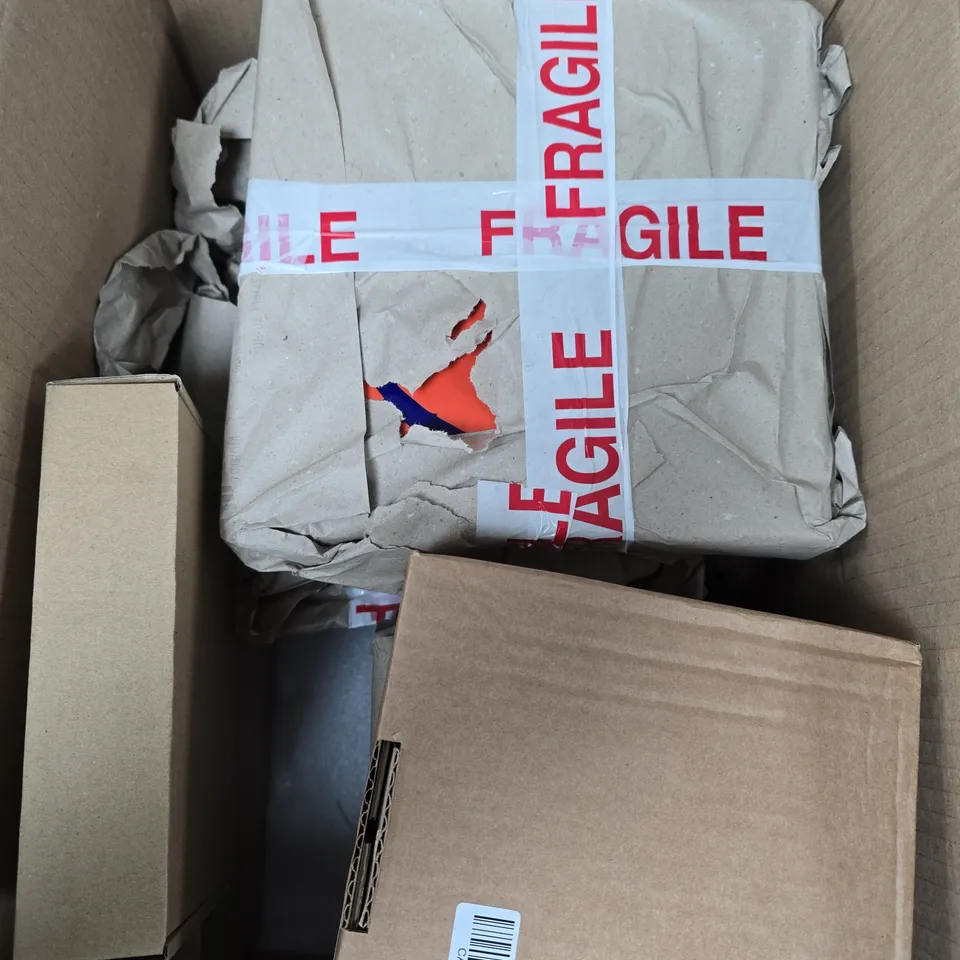 APPROXIMATELY 8 ASSORTED HOUSEHOLD PRODUCTS TO INCLUDE CANDLE, CHARGERS, COOKWARE ETC 