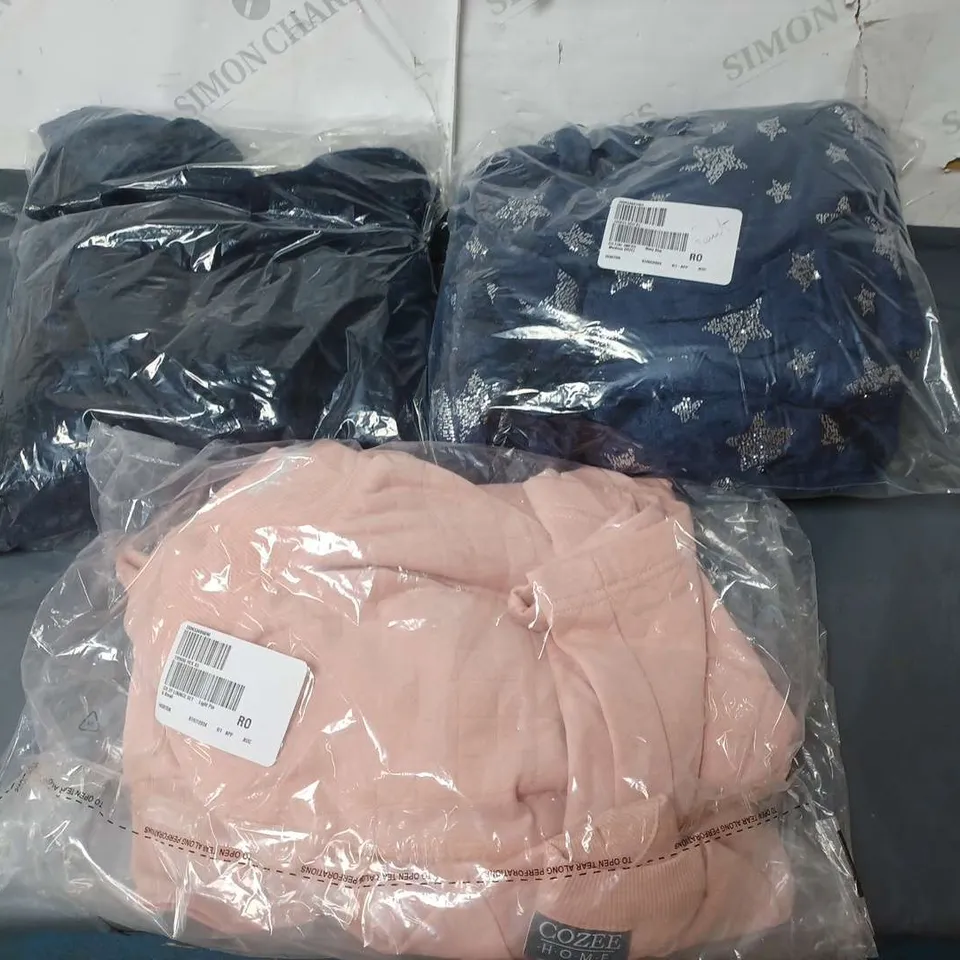 APPROXIMATELY 16 LADIES CLOTHING ITEMS IN VARIOUS COLOURS, SIZES AND STYLES