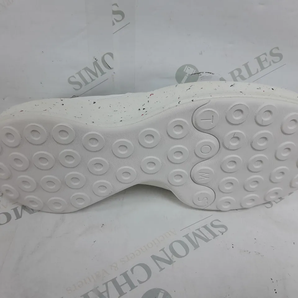 PAIR OF TOMS RAISED SLIP ON SHOES IN WHITE - M11