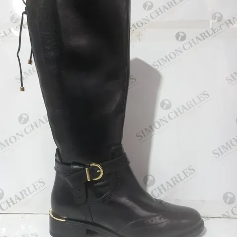 BOXED PAIR OF MODA IN PELLE SASSKIA KNEE HIGH BOOTS IN BLACK SIZE 7