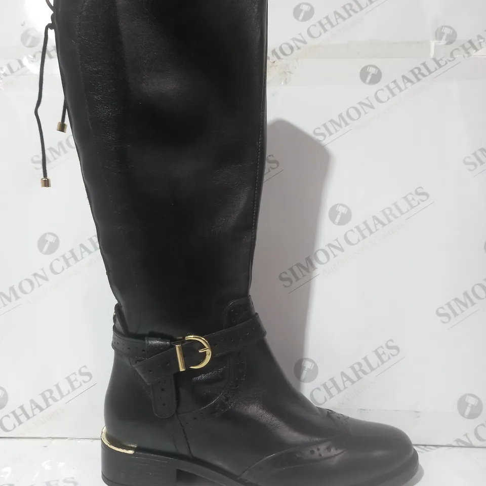 BOXED PAIR OF MODA IN PELLE SASSKIA KNEE HIGH BOOTS IN BLACK SIZE 7
