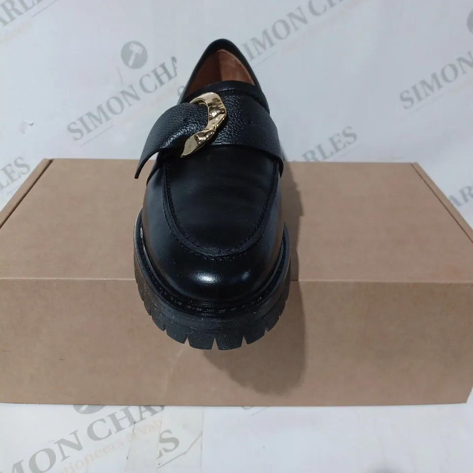 BOXED PAIR OF FLATTERED STELLA LEATHER SHOES IN BLACK EU SIZE 39